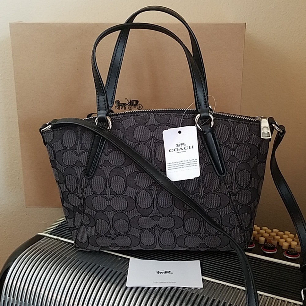 NWT- COACH BLCK SIGNATURE CANVAS CROSSBODY GIFTSET - Picture 3 of 6